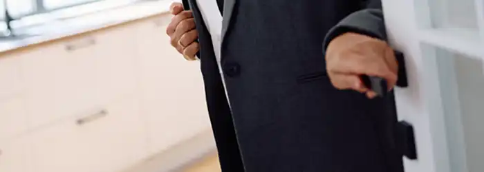 real estate agent greeting at front door part 03